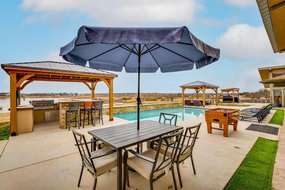 Hot Tub and Sauna Lakefront Wichita Falls Home!